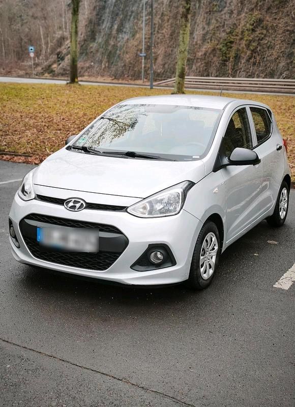 Gebraucht Hyundai i10 67 PS (49 kW) 2015 Silber Kleinwagen