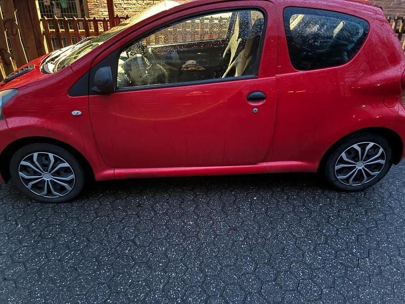 Gebraucht Toyota Aygo 68 PS (50 kW) 2008 Rot Kleinwagen