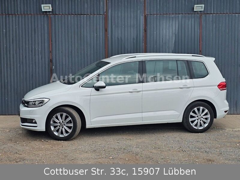 Weiß Gebraucht 2017 VW Touran Highline Van / Kleinbus | 13.480 € (Fairer Preis) - Bild 1/4