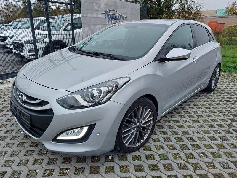 Grau Gebraucht 2012 Hyundai i30 Style Kombi | 10.790 € (Teuer) - Bild 1/4