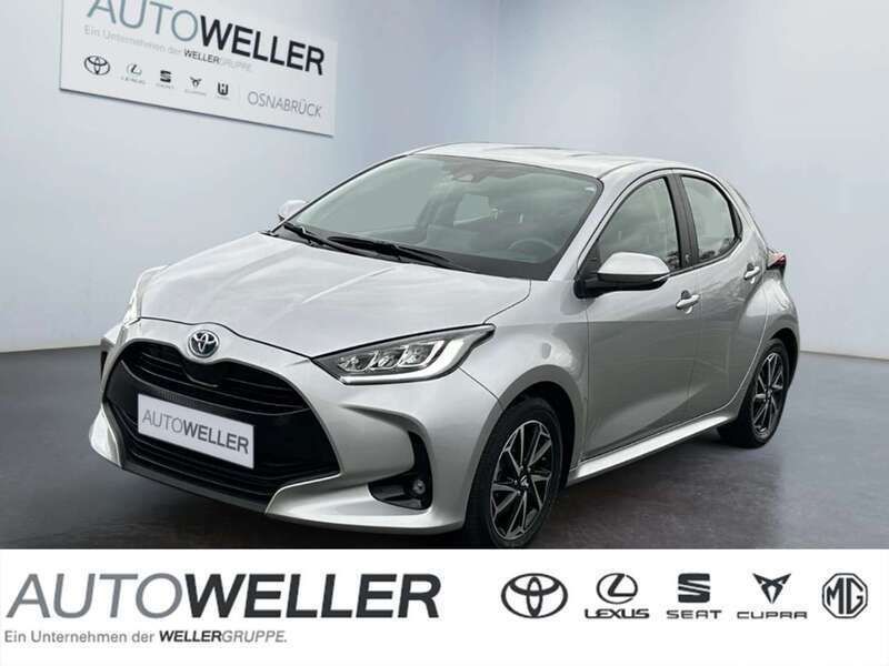 Shimmering silver Gebraucht 2023 Toyota Yaris Hybrid Team Limousine | 22.980 € (Fairer Preis) - Bild 1/4