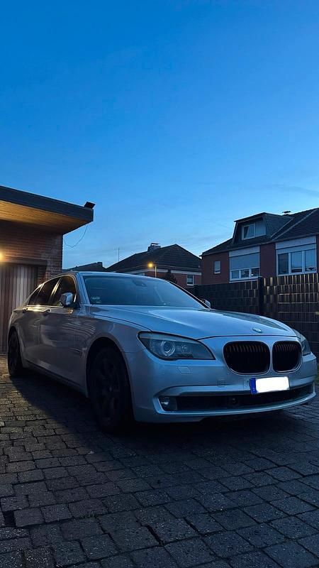 Silber Gebraucht 2010 BMW 730 Limousine | 8.300 € - Bild 1/4