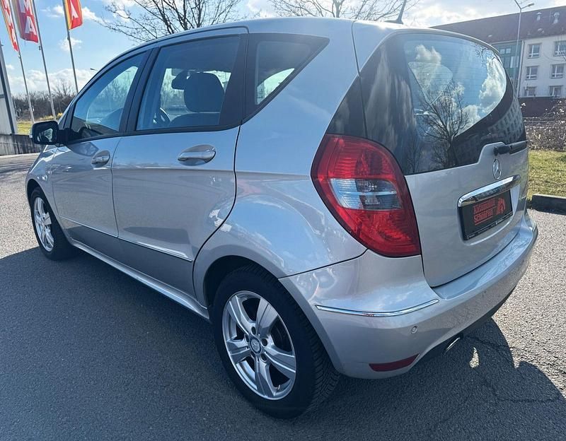 Gebraucht Mercedes A160 Avantgarde 95 PS (69 kW) 2012 Silber Kleinwagen