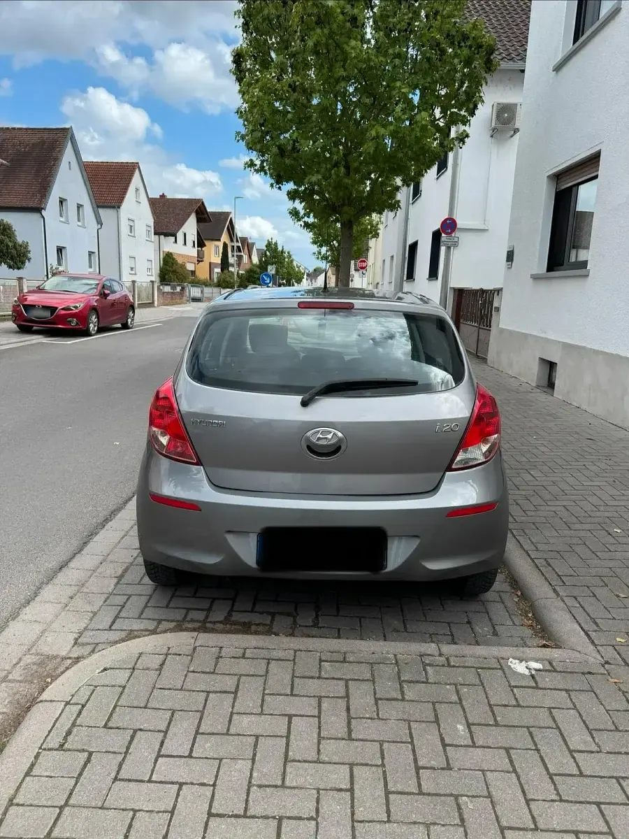 Gebraucht Hyundai i20 86 PS (63 kW) 2012 Braun Kleinwagen