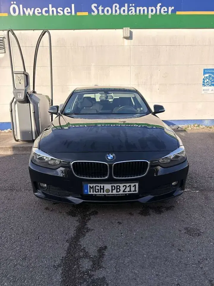 Gebraucht BMW 318 143 PS (105 kW) 2013 Schwarz Limousine