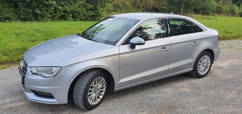 Silber Gebraucht 2016 Audi A3 Ambiente Limousine | 16.495 € (Guter Preis) - Bild 1/4