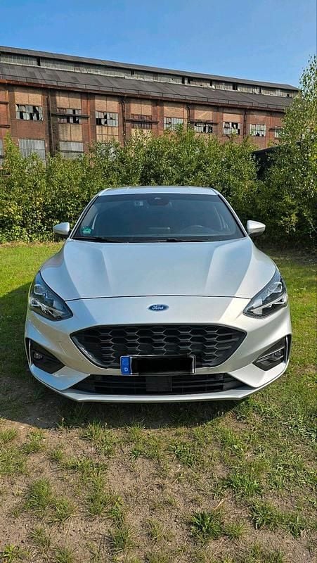 Silber Gebraucht 2019 Ford Focus ST-Line Limousine | 14.500 € (Superpreis) - Bild 1/4