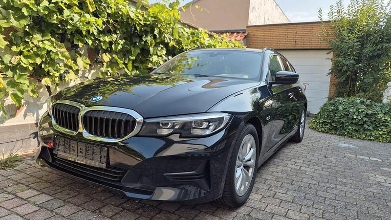 Schwarz Gebraucht 2022 BMW 320e Advantage Limousine | 19.890 € (Superpreis) - Bild 1/4