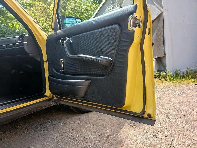 Gebraucht Mercedes E230 136 PS (100 kW) 1980 Gelb Limousine