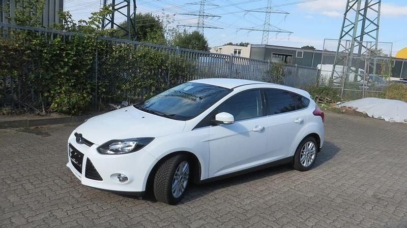 Weiß Gebraucht 2012 Ford Focus Limousine | 4.800 € (Superpreis) - Bild 1/4