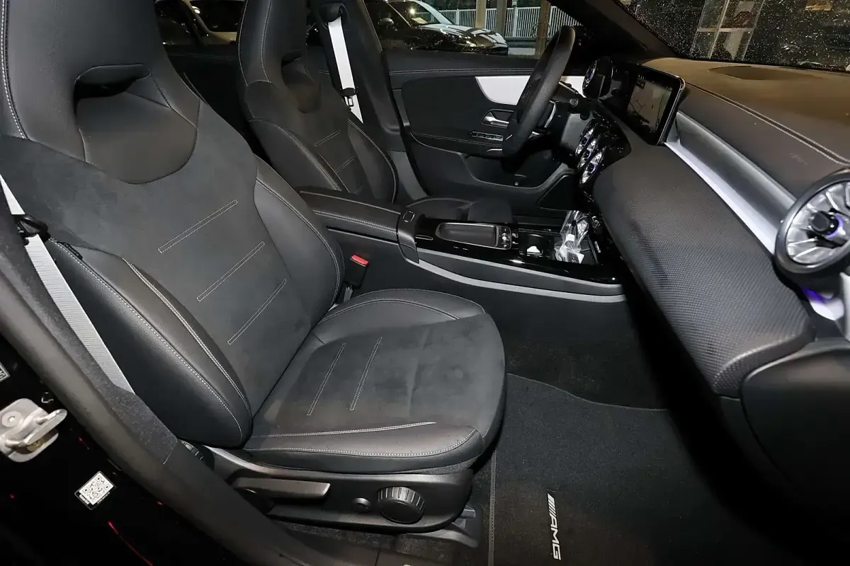 Gebraucht Mercedes CLA220 AMG 190 PS (139 kW) 2026 Metalliclack kosmosschwarz Limousine