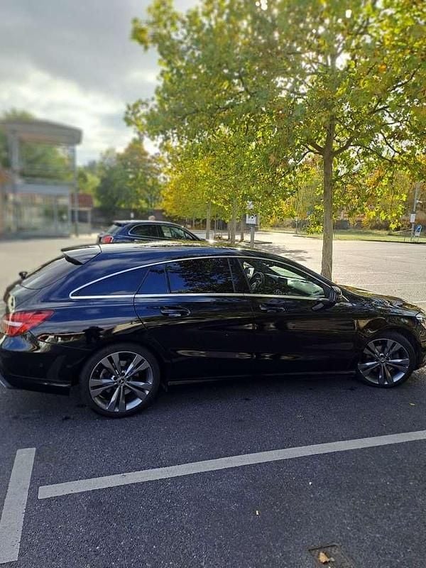 Gebraucht Mercedes CLA180 122 PS (89 kW) 2019 Schwarz Limousine