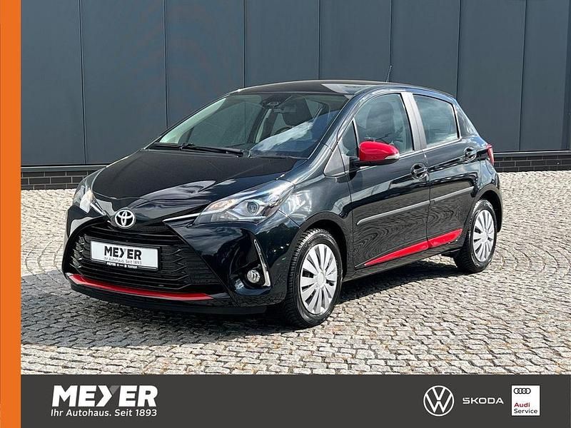 Black mika metallic Gebraucht 2017 Toyota Yaris Edition Limousine | 12.890 € (Fairer Preis) - Bild 1/4