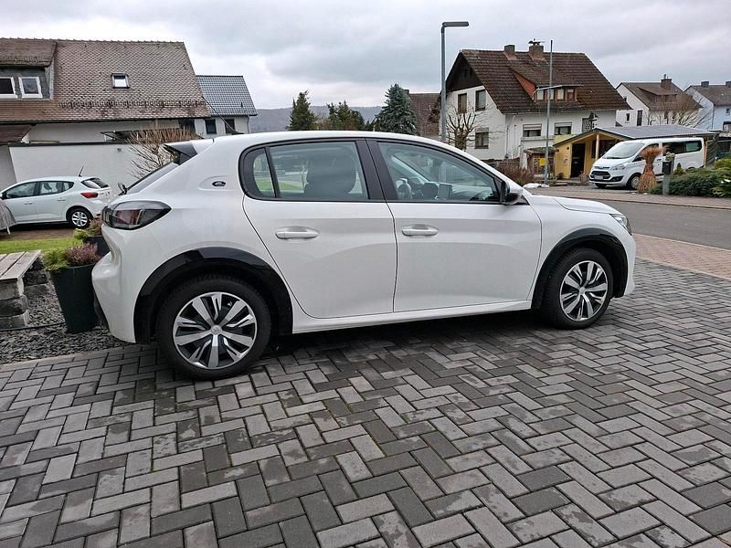 Gebraucht Peugeot e-208 100 kW (136 PS) 2021 Weiß Kleinwagen