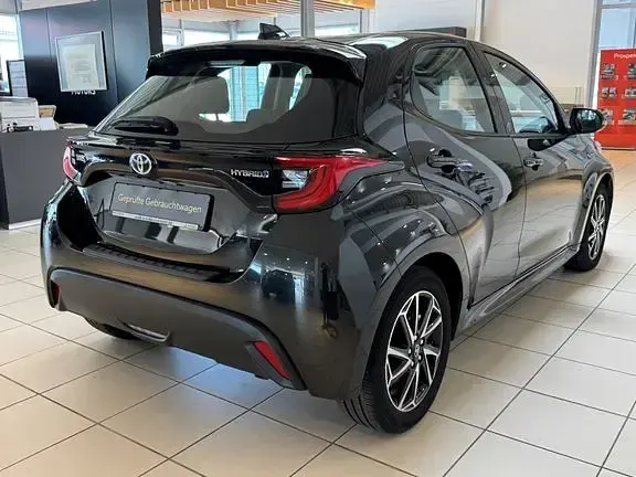 Gebraucht Toyota Yaris Basis 116 PS (85 kW) 2022 Mysticschwarz mica Kleinwagen