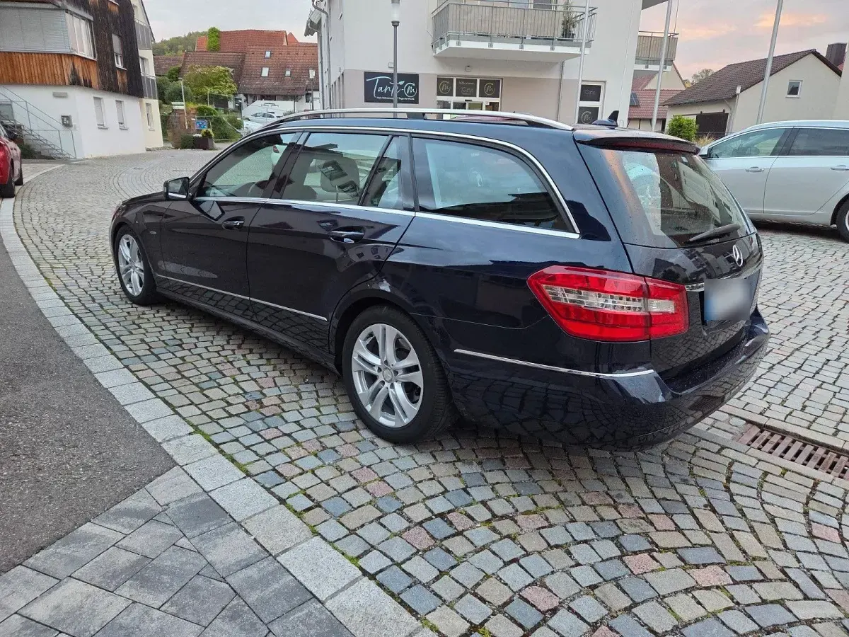 Gebraucht Mercedes E220 Avantgarde 170 PS (125 kW) 2010 Blau Kombi