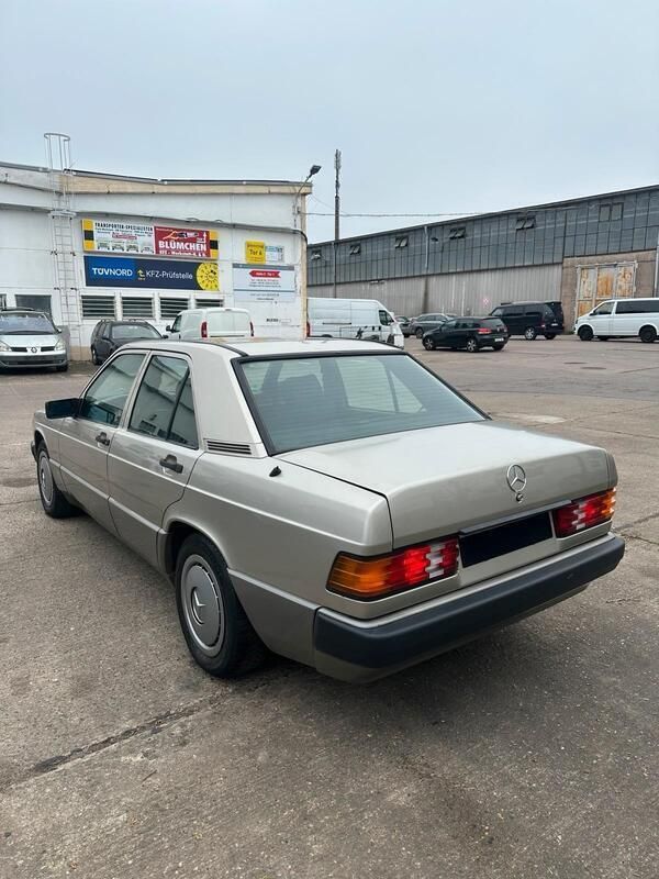 Schwarz Gebraucht 1992 Mercedes 190 Limousine | 1.350 € - Bild 1/4