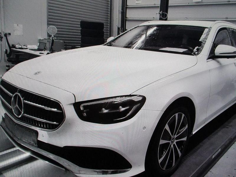 Weiß Gebraucht 2022 Mercedes E300 Limousine | 26.999 € (Fairer Preis) - Bild 1/4