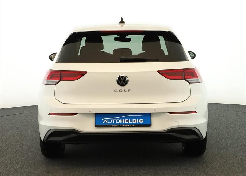 Gebraucht VW Golf Life 150 PS (110 kW) 2023 Oryxweiß perlmutteffekt SUV