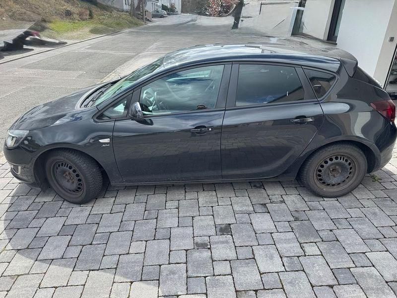 Gebraucht Opel Astra Edition 140 PS (102 kW) 2013 Schwarz Limousine