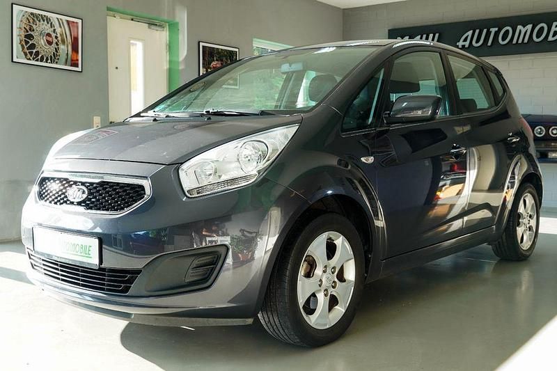 Winchestergrau met. Gebraucht 2013 Kia Venga Edition 7 Kleinwagen | 6.490 € (Fairer Preis) - Bild 1/4