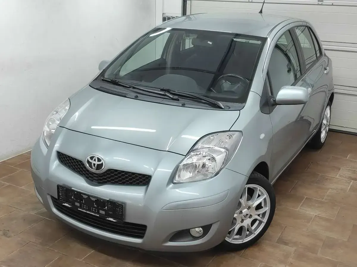Gebraucht Toyota Yaris Life 101 PS (74 kW) 2010 Medium silver metallic Kleinwagen