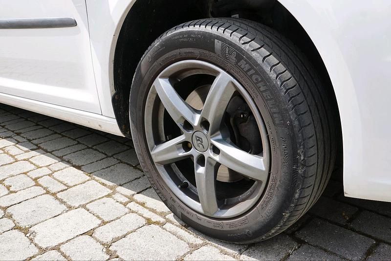 Second-hand VW Caddy 116 CP (85 kW) 2017 Alb Monovolum