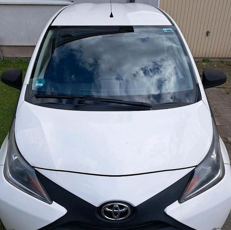 Weiß Gebraucht 2015 Toyota Aygo Kleinwagen | 6.990 € (Superpreis) - Bild 1/4