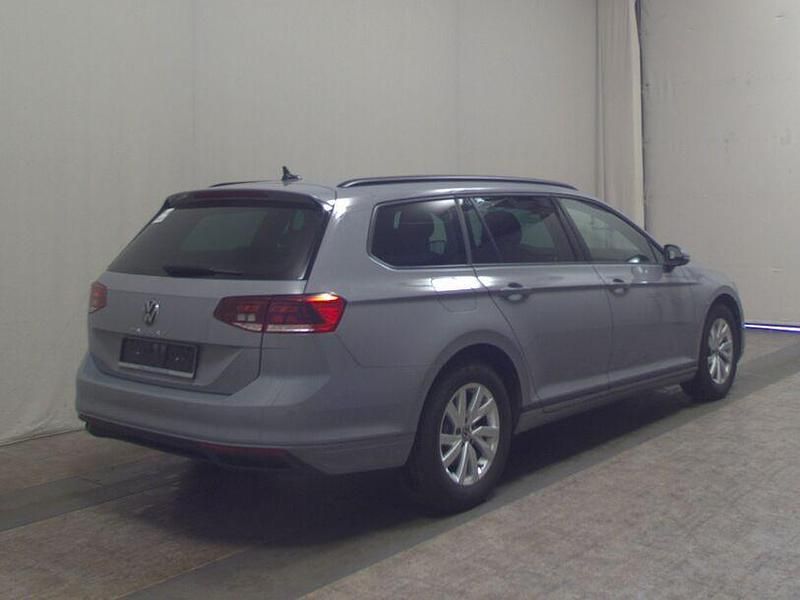 Gebraucht VW Passat 150 PS (110 kW) 2023 Grau Kombi