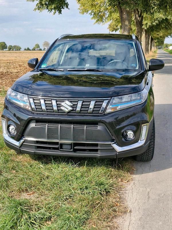 Schwarz Gebraucht 2023 Suzuki Vitara Comfort SUV | 19.900 € (Superpreis) - Bild 1/4