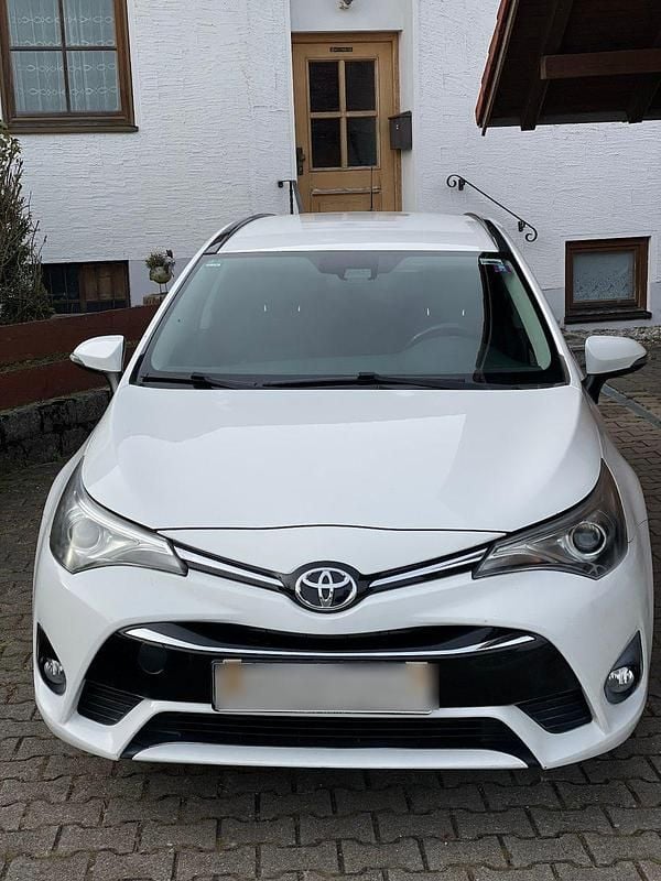 Weiß Gebraucht 2015 Toyota Avensis Business Edition Kombi | 9.500 € (Fairer Preis) - Bild 1/4