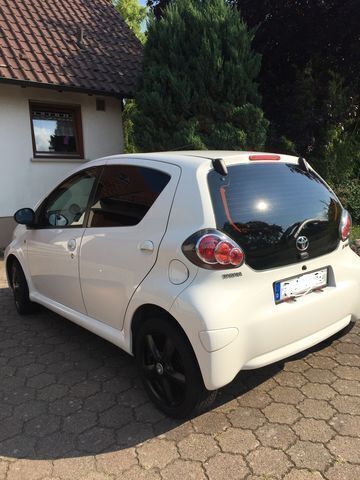 Gebraucht Toyota Aygo Cool 68 PS (50 kW) 2013 Weiß metallic Kleinwagen