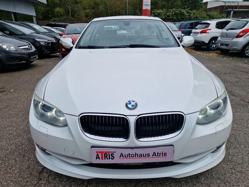Weiß Gebraucht 2011 BMW 318 Comfort Edition Coupé | 5.600 € (Guter Preis) - Bild 1/4