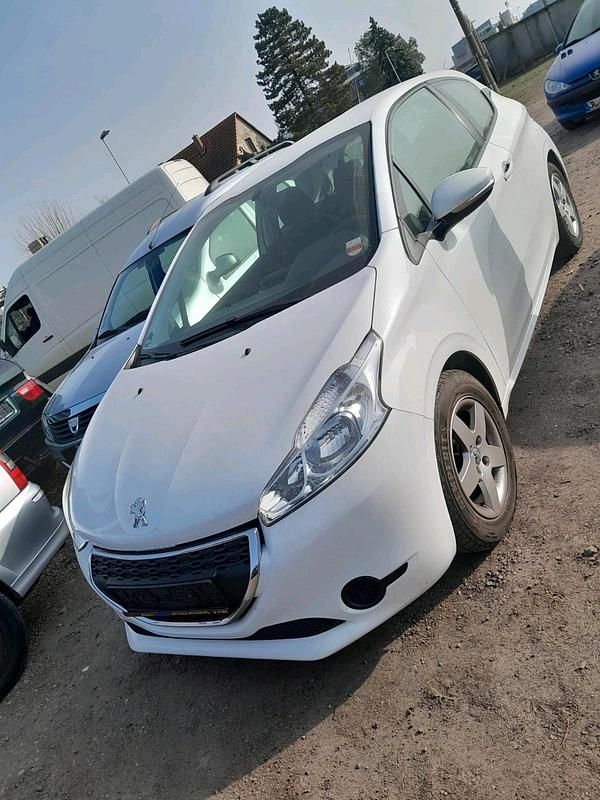 Gebraucht Peugeot 208 68 PS (50 kW) 2012 Weiß Kleinwagen