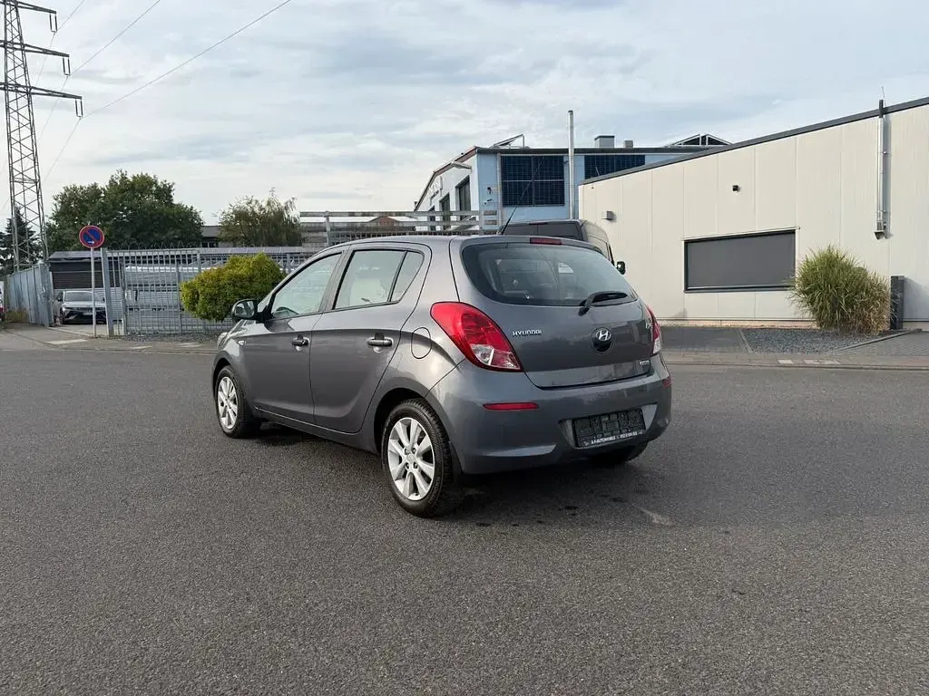 Gebraucht Hyundai i20 Classic 86 PS (63 kW) 2015 Grau Limousine