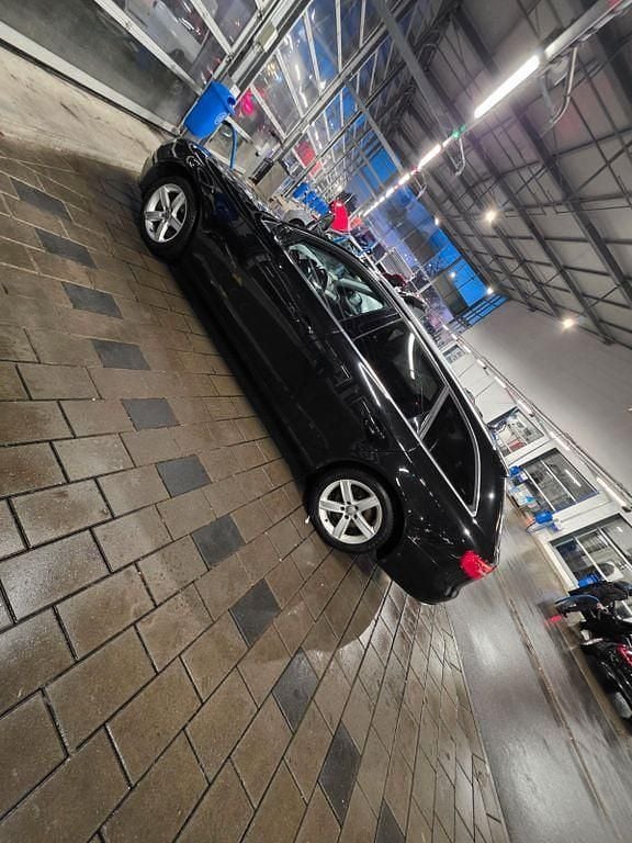 Schwarz Gebraucht 2015 Audi A4 Ambiente Kombi | 8.499 € (Fairer Preis) - Bild 1/4