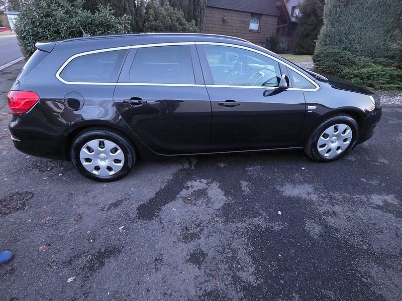 Gebraucht Opel Astra Edition 140 PS (102 kW) 2014 Schwarz Kombi
