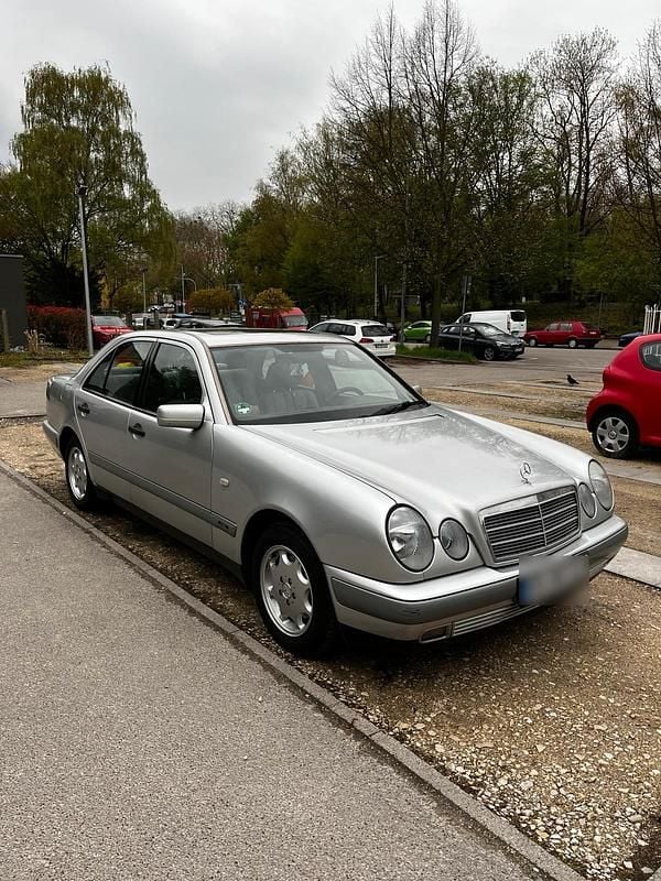 Second-hand Mercedes E230 150 CP (110 kW) 1995 Argintiu Berlinǎ