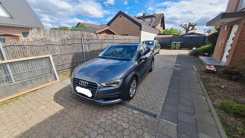 Grau Gebraucht 2016 Audi A3 Ambition Limousine | 13.200 € (Superpreis) - Bild 1/4