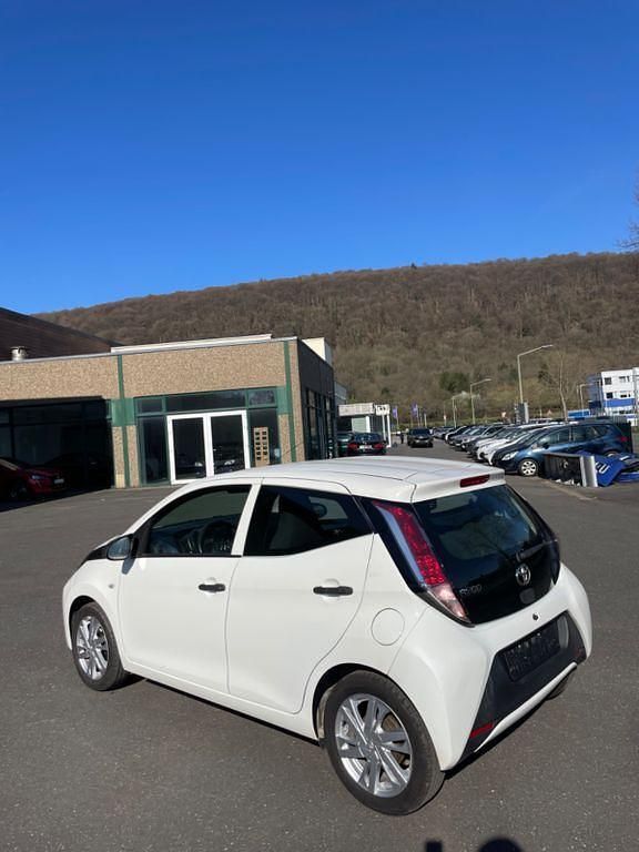 Gebraucht Toyota Aygo 69 PS (50 kW) 2017 Weiß Kleinwagen
