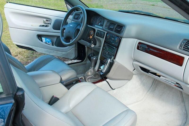 Second-hand Volvo C70 163 CP (119 kW) 2000 Albastru Cabrio