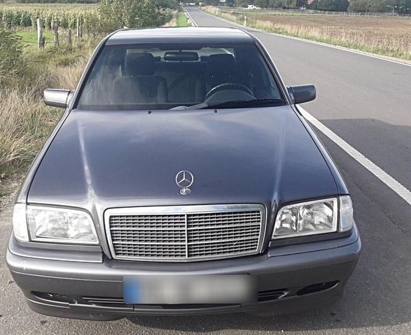 Gebraucht 2000 Mercedes 220 Limousine | 3.550 € - Bild 1/4
