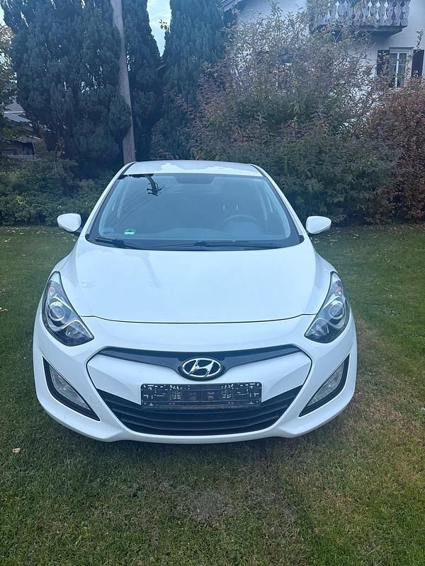 Weiß Gebraucht 2012 Hyundai i30 Classic Limousine | 5.850 € (Fairer Preis) - Bild 1/4