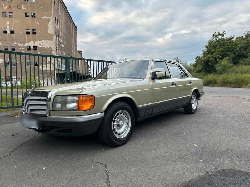 Grün Gebraucht 1984 Mercedes E280 Limousine | 12.900 € - Bild 1/4