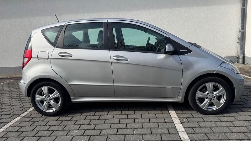 Second-hand Mercedes A180 109 CP (80 kW) 2012 Argintiu Monovolum