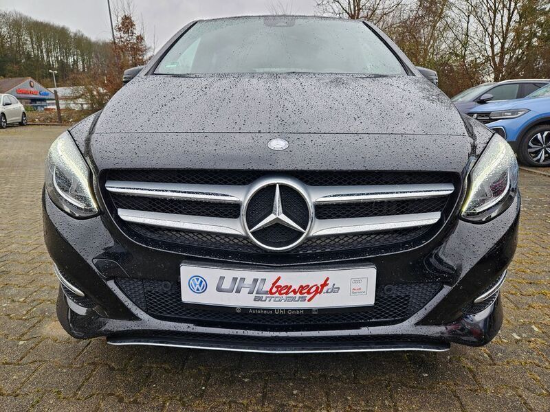 Schwarz Gebraucht 2015 Mercedes B200 Urban Van / Kleinbus | 14.689 € (Fairer Preis) - Bild 1/4