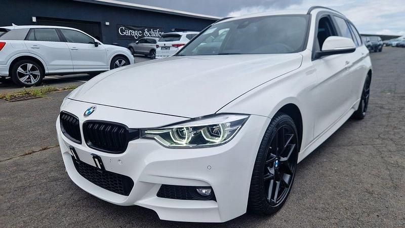 Weiß Gebraucht 2017 BMW 320 M Sport Limousine | 17.999 € (Guter Preis) - Bild 1/4