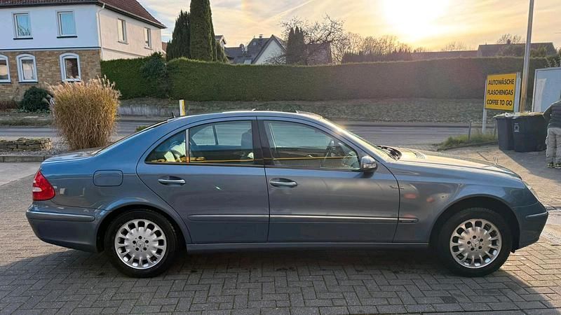 Blau Gebraucht 2005 Mercedes E200 Limousine | 4.800 € (Guter Preis) - Bild 1/4
