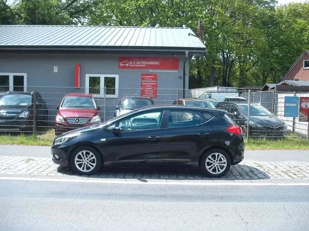 Używany Kia Ceed Spirit 99 KM (72 kW) 2012 Czarny Hatchback