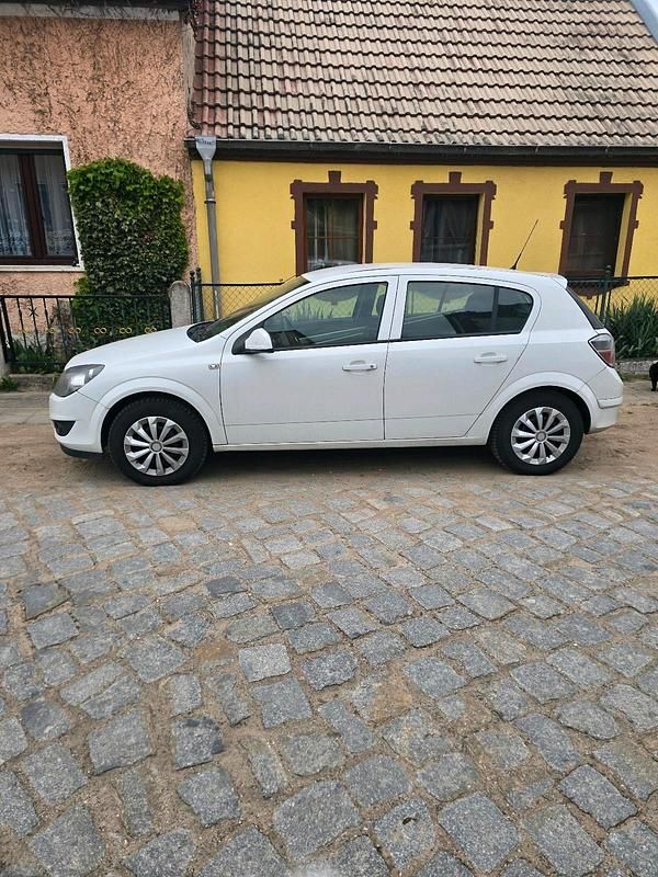 Usata Opel Astra 115 CV (84 kW) 2012 Bianco Utilitaria